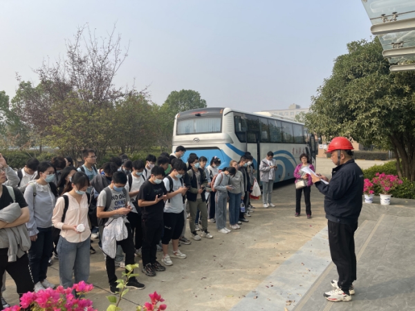 武大學生參觀照片.jpg