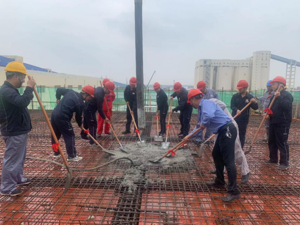 陜西延長石油興化化工有限公司脫鹽水站減排技術(shù)項(xiàng)目主體結(jié)構(gòu)順利封頂1_副本.png